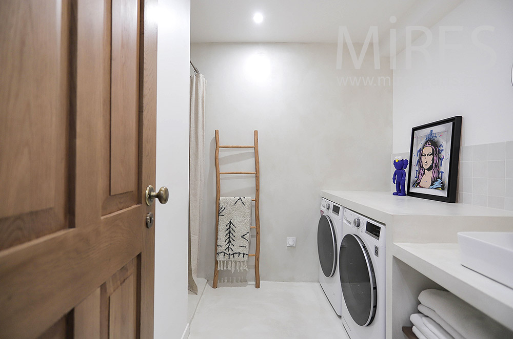 C2132 – Shower and laundry room