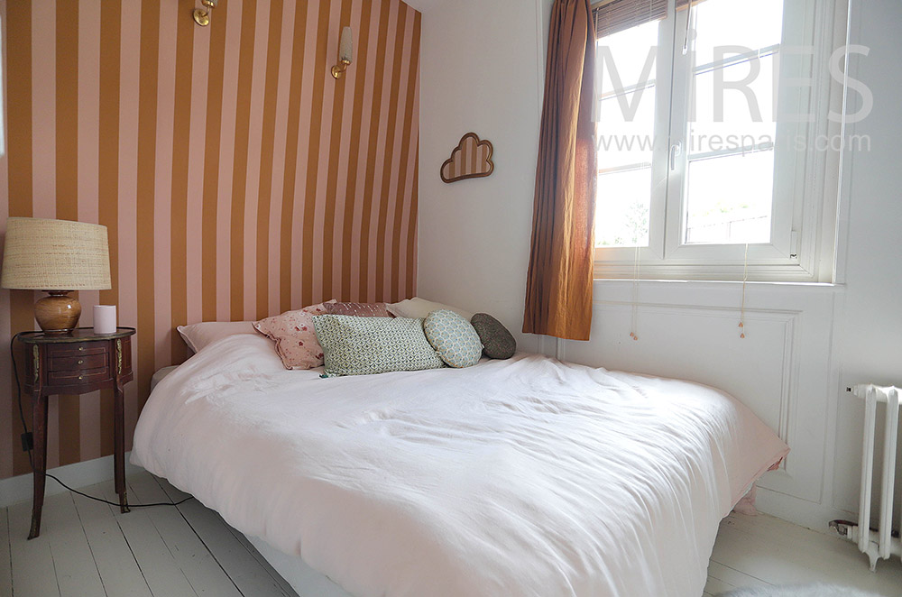 C2133 – Striped bedroom