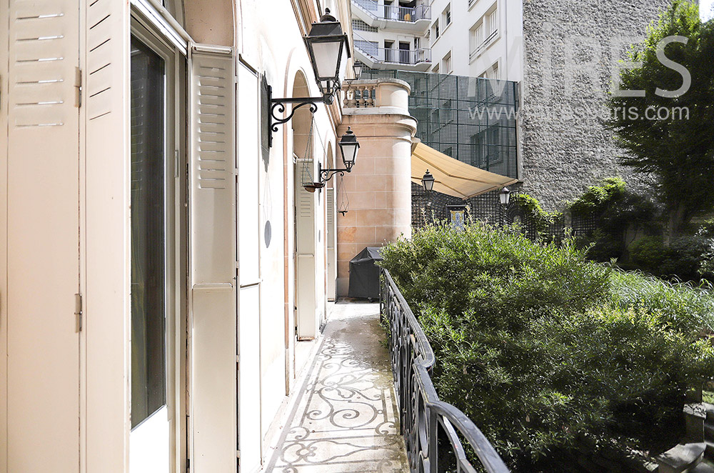 C2135 – Balcony overlooking the garden