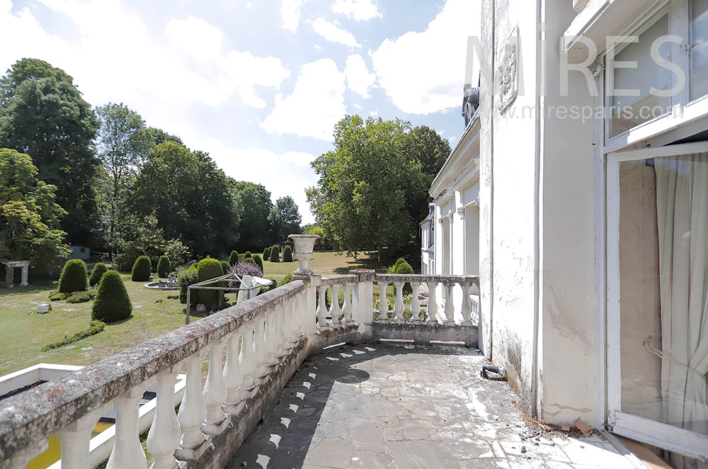 C2137 – Balcon, vue du parc