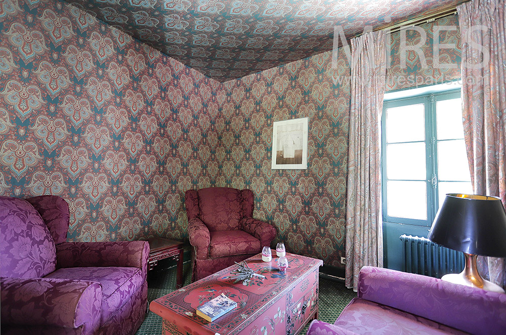 C2136 – Small retro living rooms with wallpaper