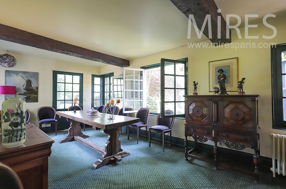 C2136 – Country dining room