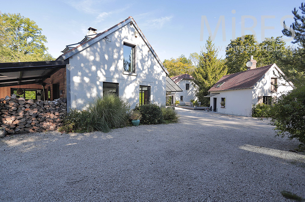 C2145 – Gravel driveway
