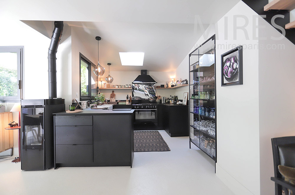 C2145 – Black and white kitchen