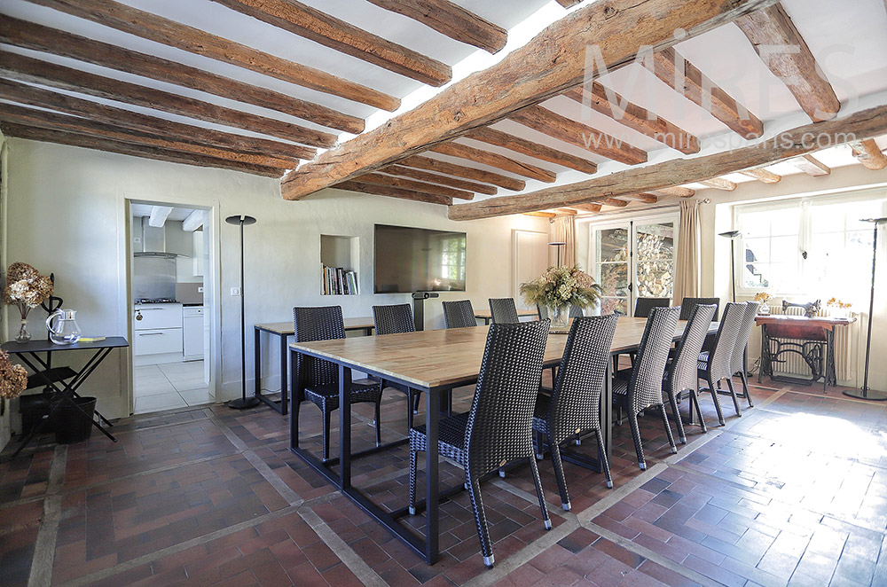 C2148 – Dining room with terracotta tiles and beams