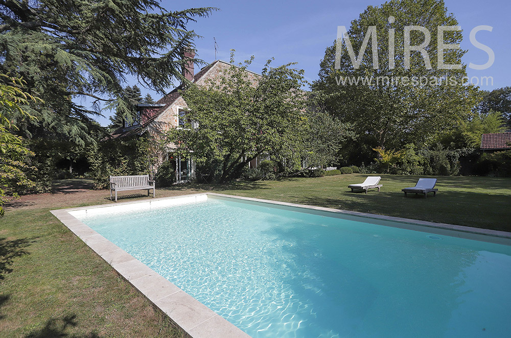 C2149 – Piscine entourée de pelouse