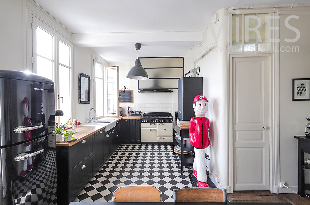 C1114 – Checkered kitchen