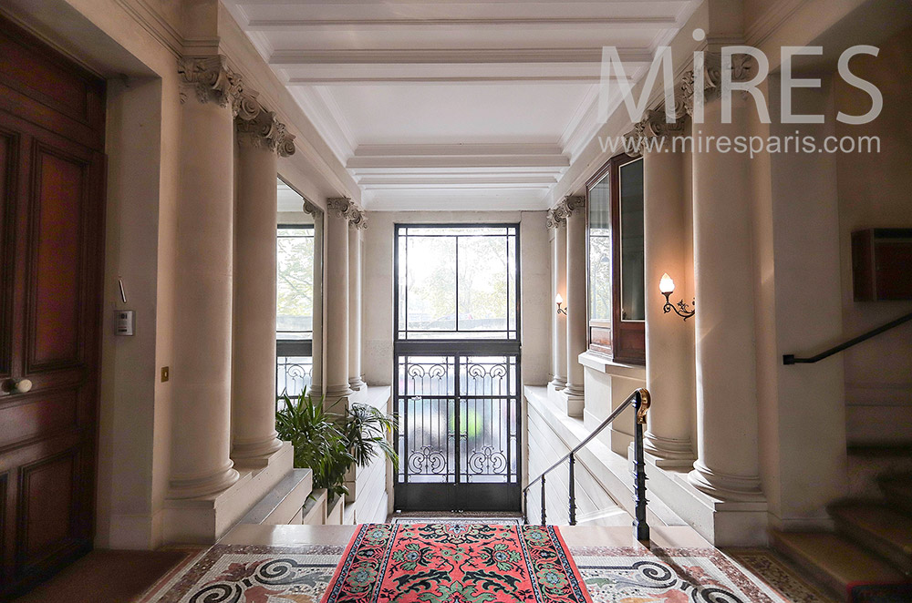 C2157 – Parisian entrance with columns