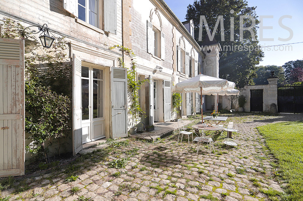 C2158 – Paved terrace