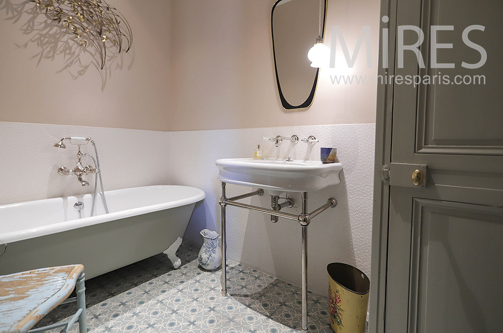 C2162 – Retro bathroom