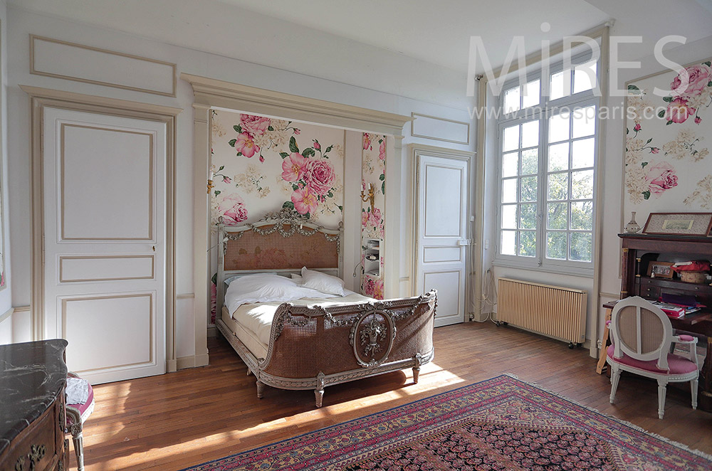 C2164 – Bedroom 7, floral wallpaper