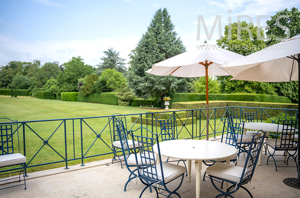 C2167 – Terrace at the edge of the park