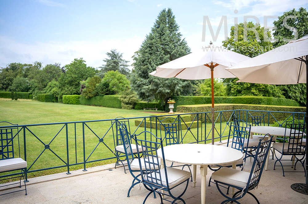 C2167 – Terrasse au bord du parc