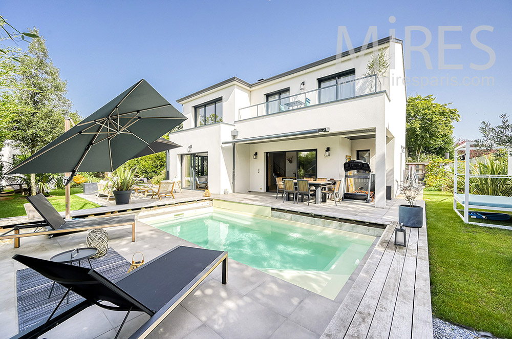 C2190 – Contemporary house with swimming pool