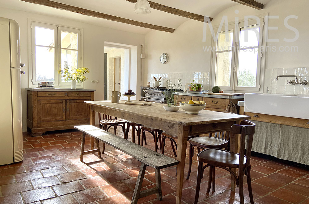 C2175 – Beautiful country kitchen