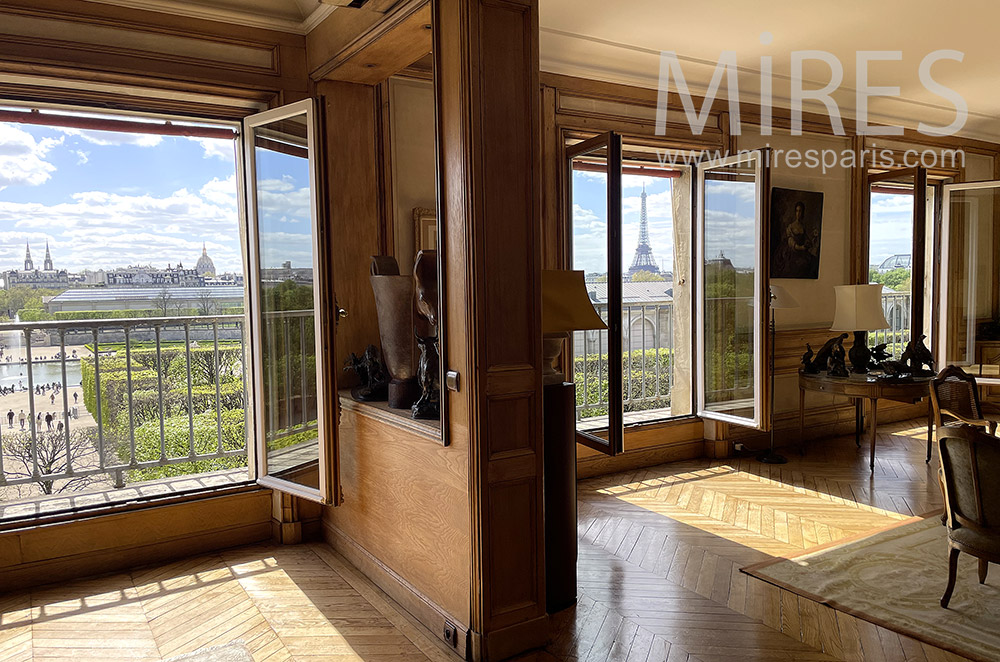 C0065 – Eiffel tower view apartment