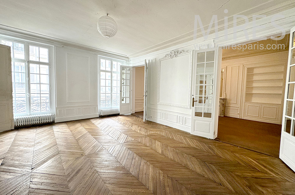 C0888 – Empty Parisian apartment