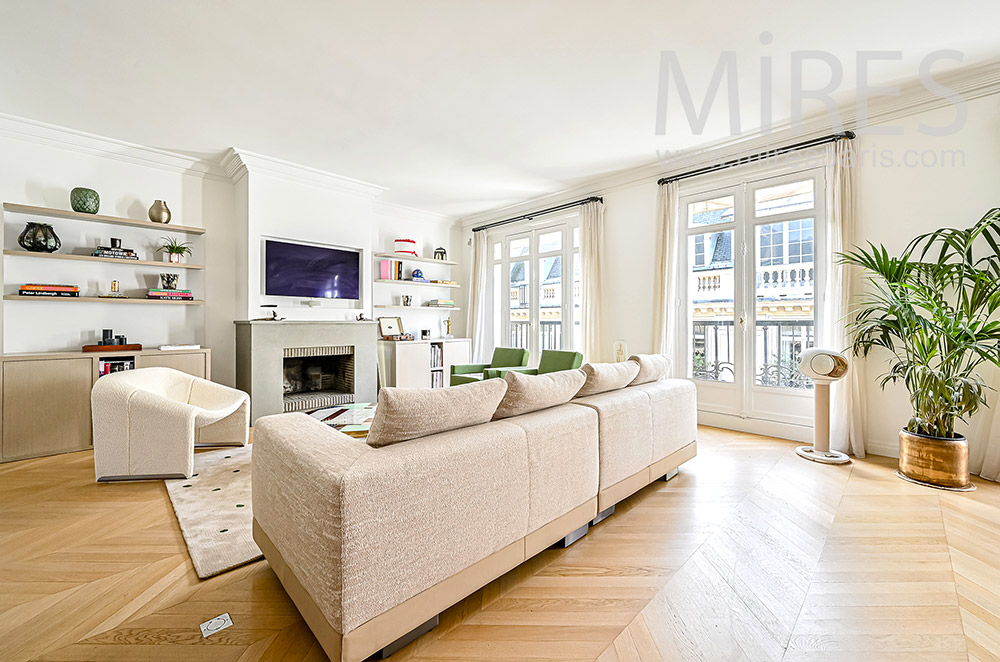 C2072 – Living room