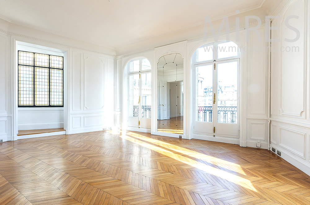 C2198 – Empty Parisian apartment