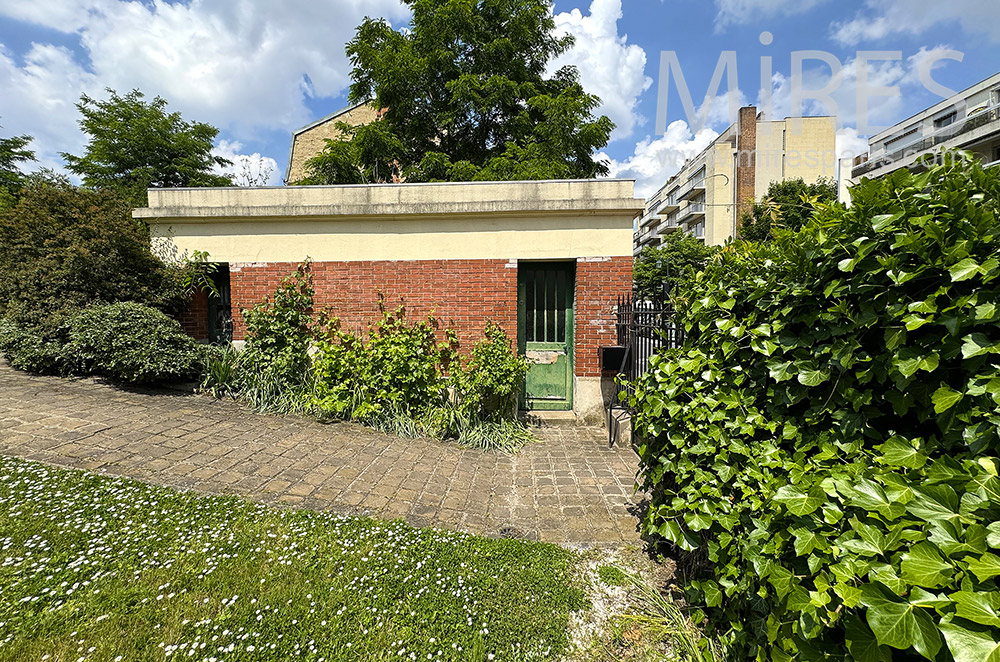 C2199 – Garage
