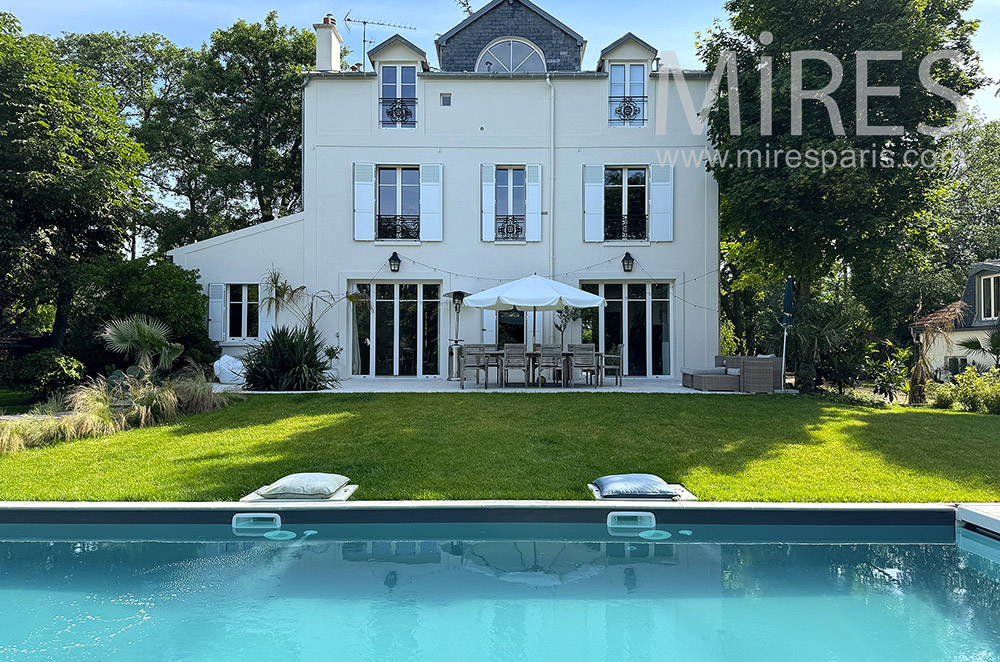 C2207 – House with swimming pool