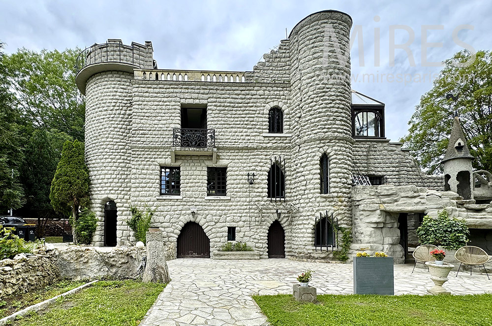 C2216 – Contemporary manor