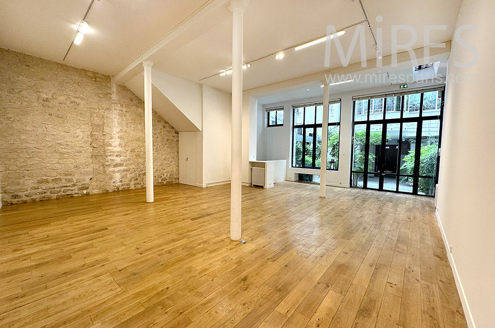 C2219 – Showroom on courtyard
