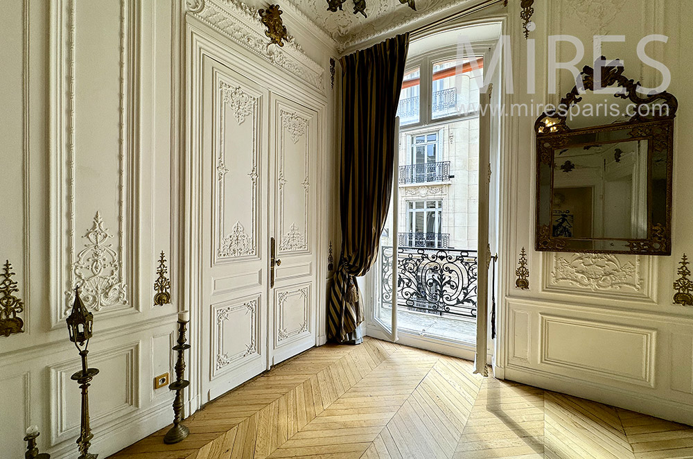 C1237 – Long balcony