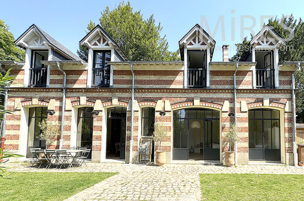 C2213 – Brick house