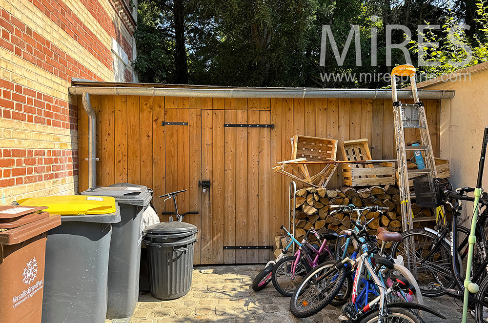 C2213 – Storage garage