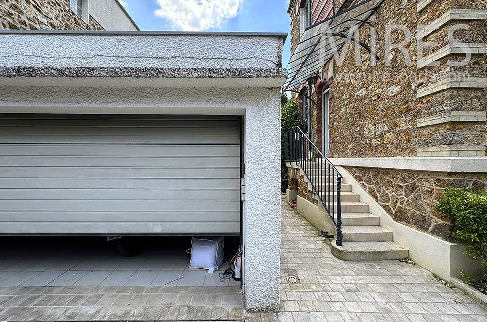 C2214 – Garage