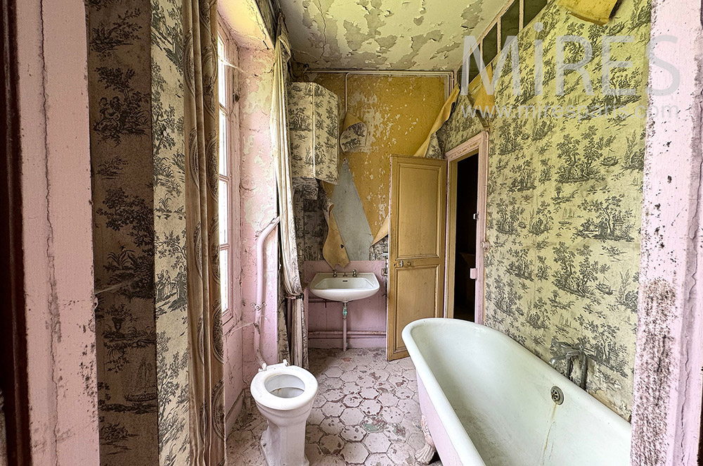 C2221 – Bathroom 1