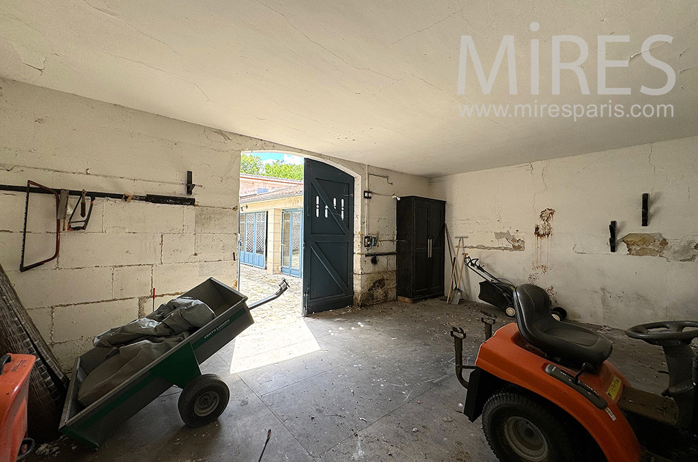 C2222 – Garage