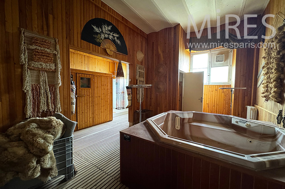 C0355 – Jacuzzi and sauna