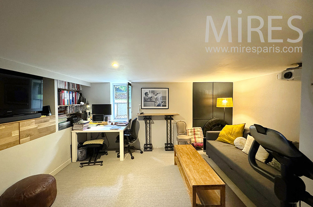 C2228 – Office TV