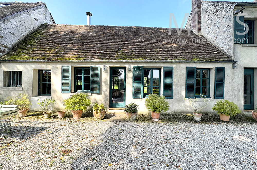 C2235 – Exteriors