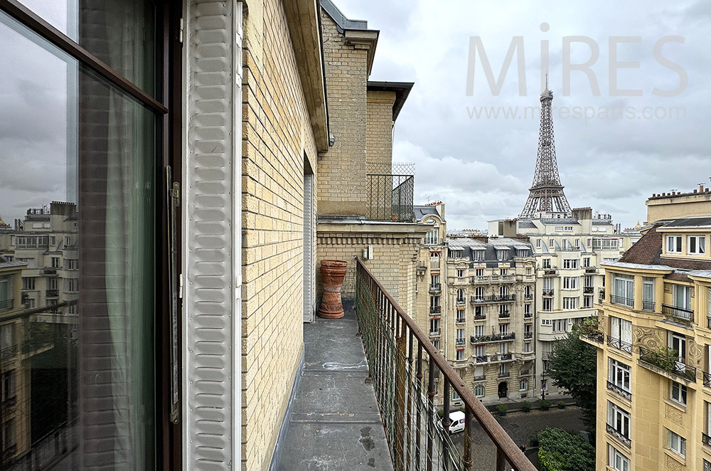 C0800 – Balcony Eiffel Tower view