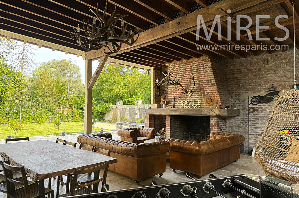 C2233 – Open living room
