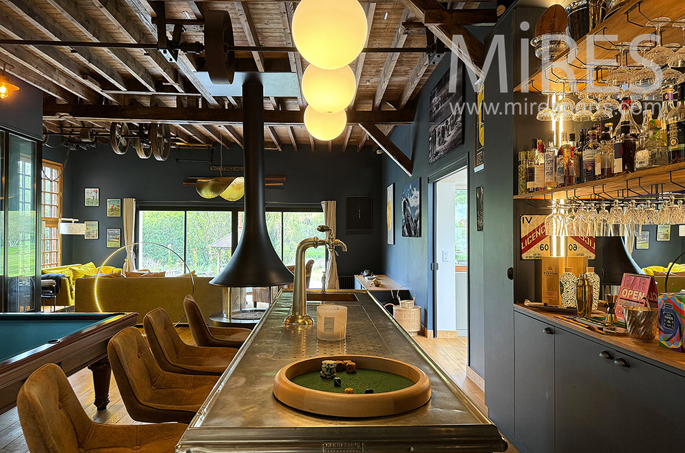 C2233 – Billiard bar