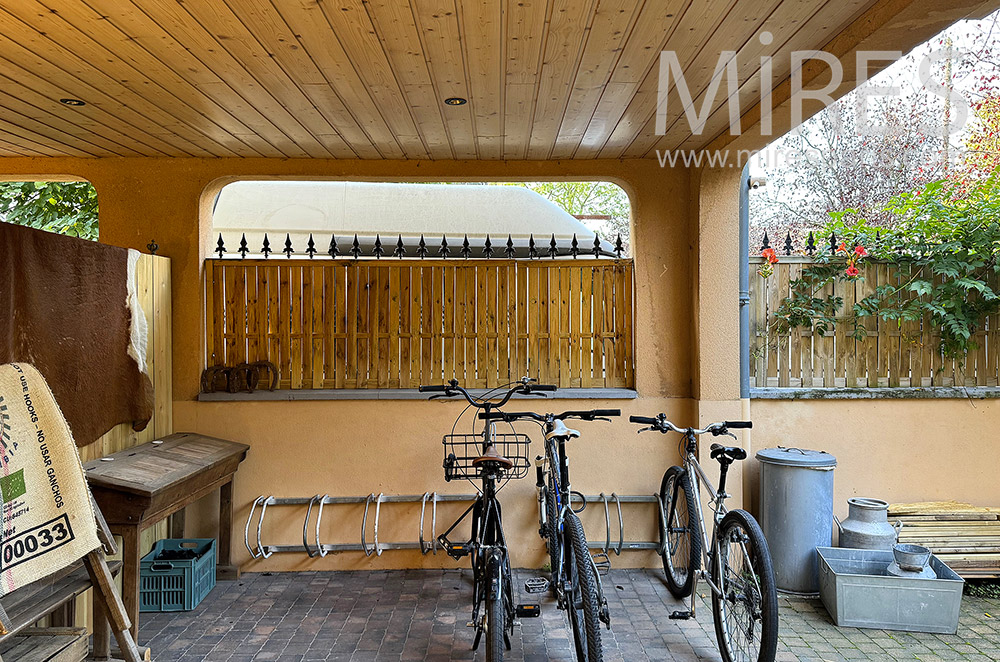 C2236 – Garage