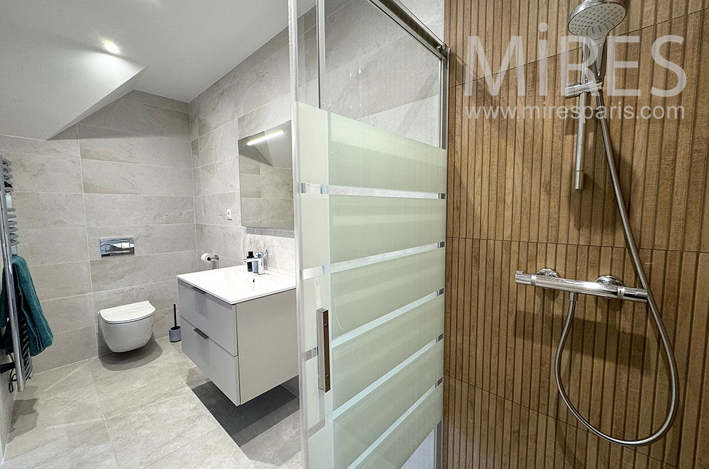 C2242 – Bathroom 3
