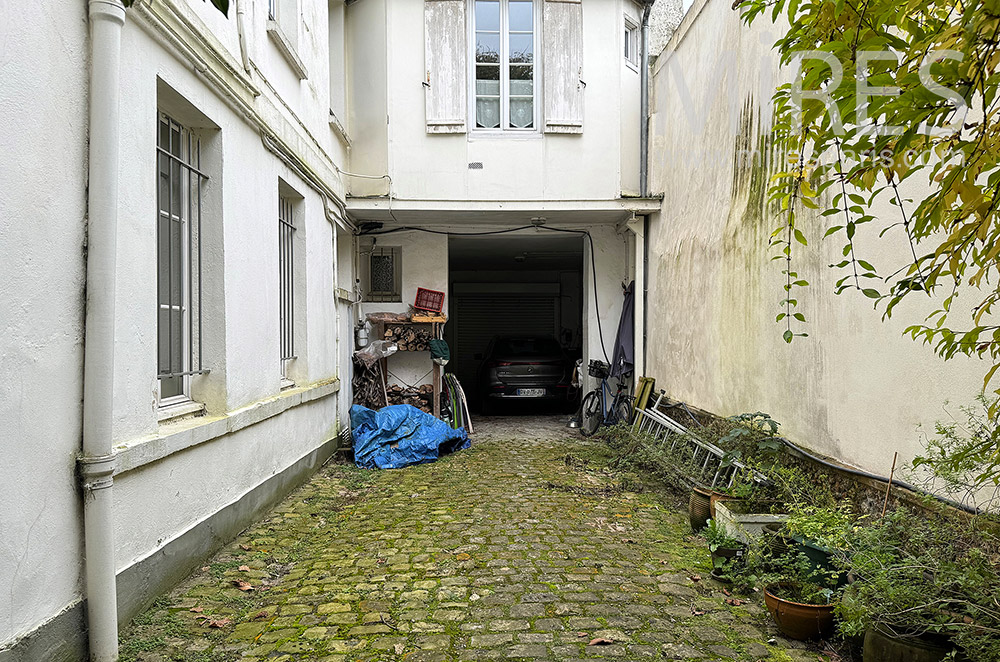 C2252 – Garage