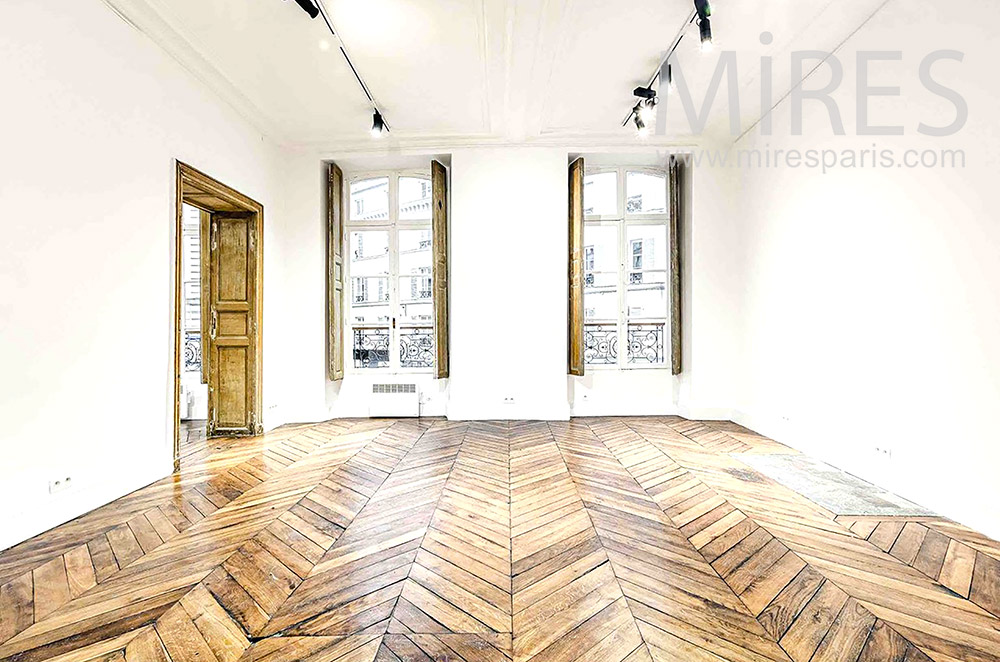 C2262 – Showroom on two floors