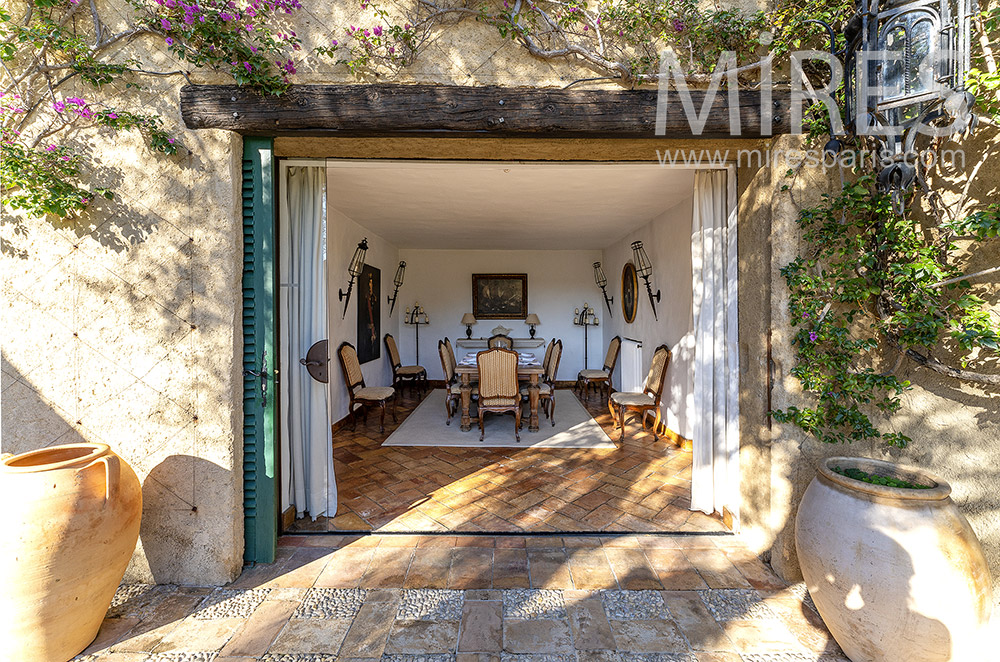 C2266 – Dining room