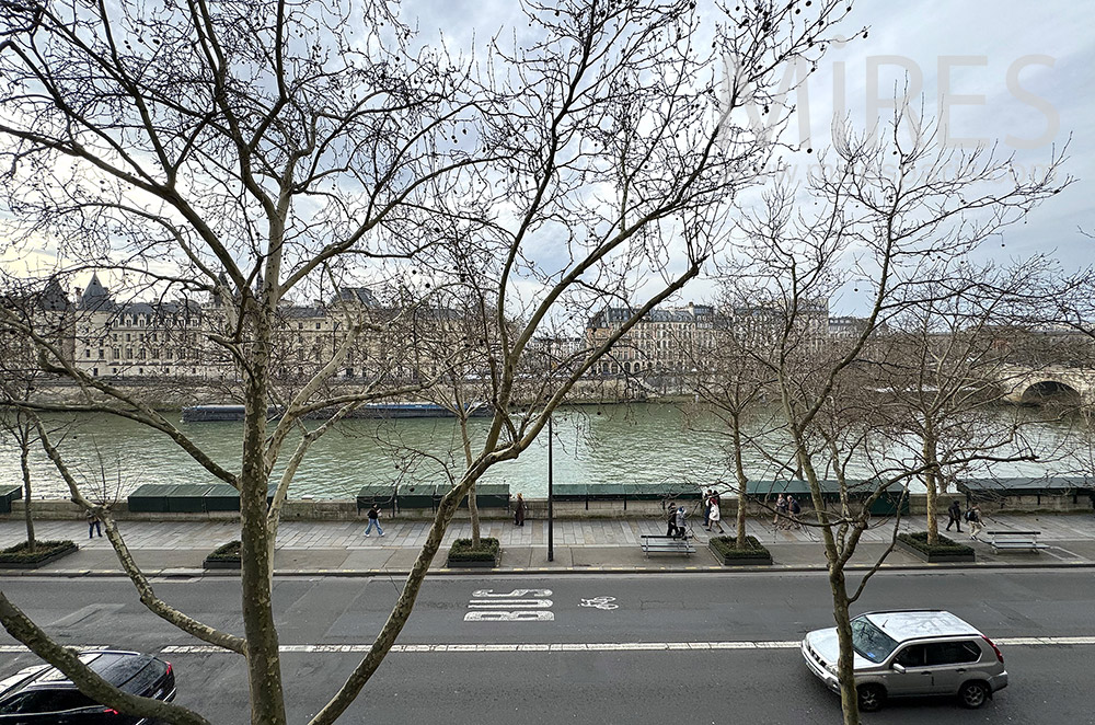 C2269 – Balcony overlooking the Seine