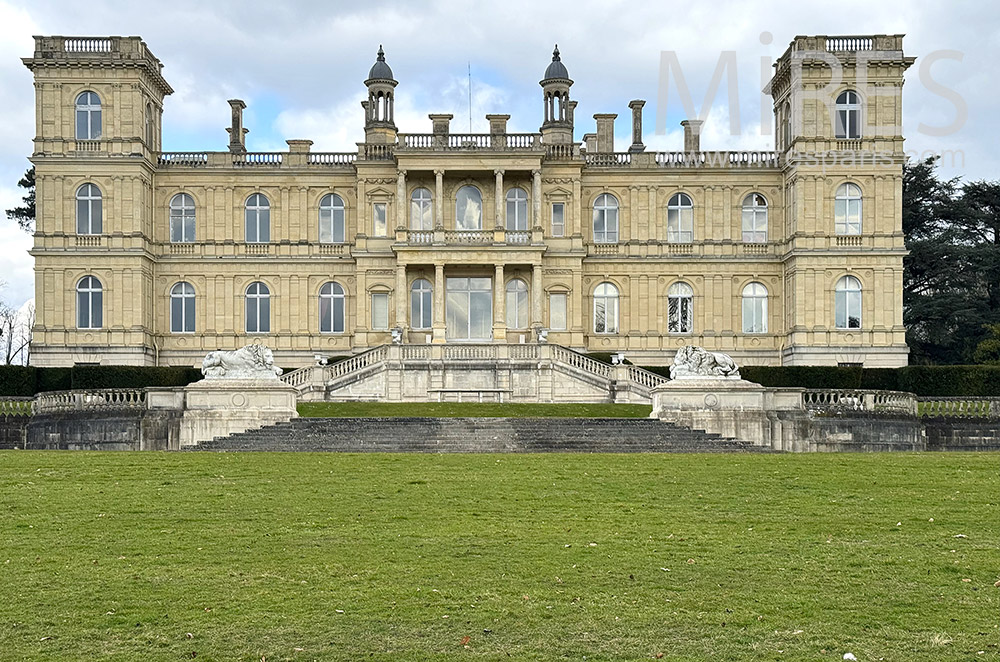 C2276 – Castle with park