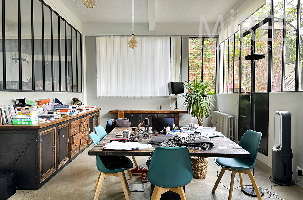C2297 – Bureau 1