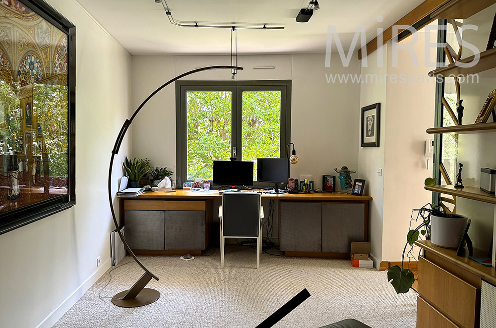 C2318 – Bureau