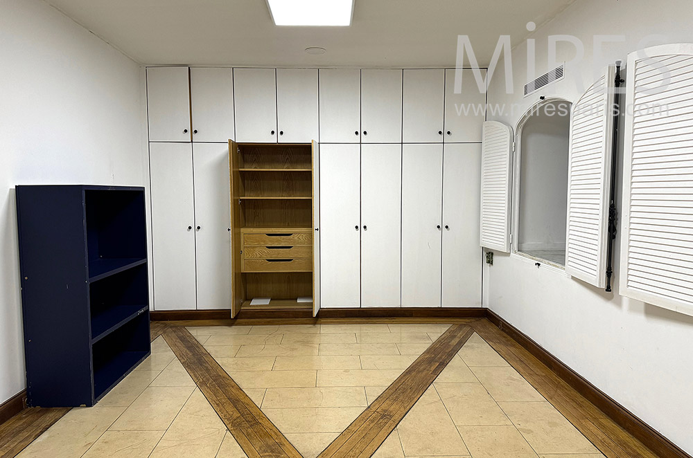 C2326 – Back kitchen