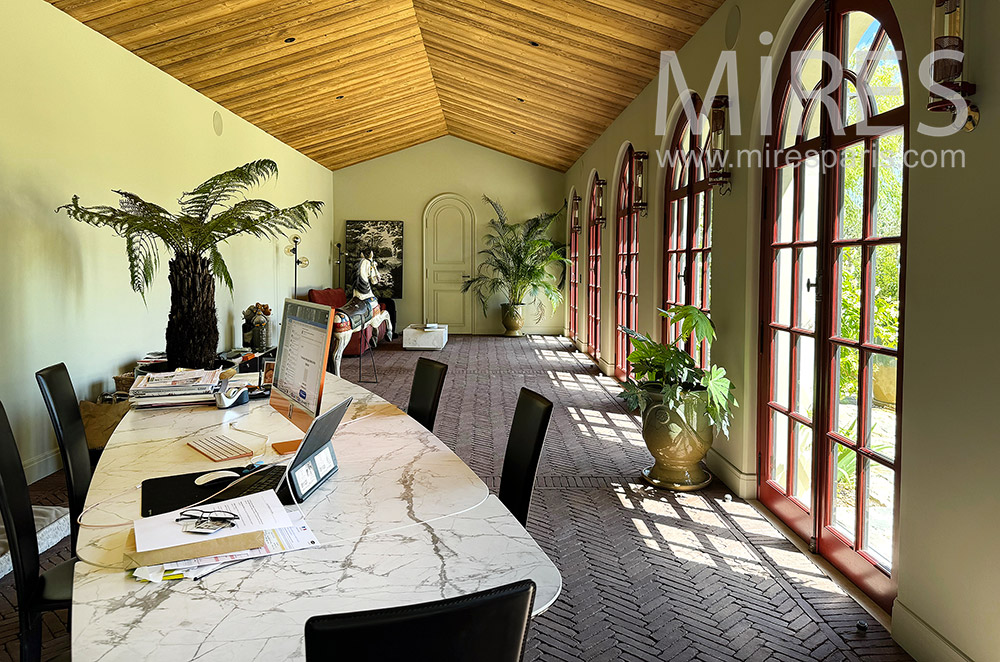 C2329 – Bureau